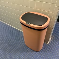 Garbage can with sensor