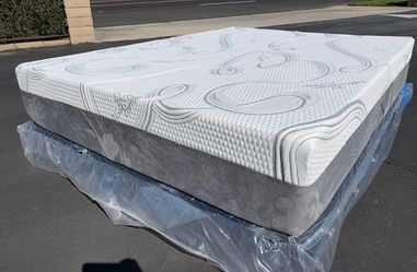 Queen Organic Hybrid Cool Gel Memory Foam Mattress!!