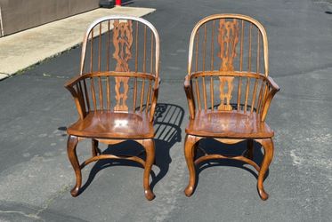Antique Pair of Windsor Armchairs with Carved Splat