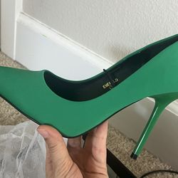 Elegant Emerald Green Stiletto Heels 