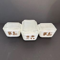 Set Of 3 Vintage Pyrex Early American Refrigerator Dishes W Lids 1 1/2C 1 1/2PT