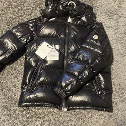 Black Moncler jacket size 3 (M-L)