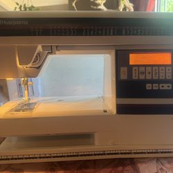 Viking Husqvarna Freesia 425 Sewing Machine – Complete & Lightly Used – $120 (Torrance)