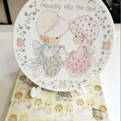 1992 Precious Moments “Friendship Hits The Spot”
 4" Floral
 Mini Plate w/ Stand
 Preowned In Good condition. 
  Smoke Free Pet Friendly Home.  
Pictu