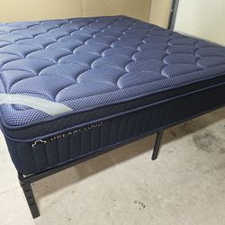 Like New Dreamcloud Luxe Hybrid King Mattress Blue 