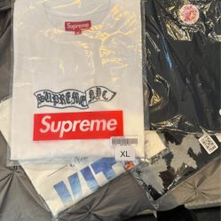 Supreme OLD ENGLISH FLAG S/S TOP FW 23