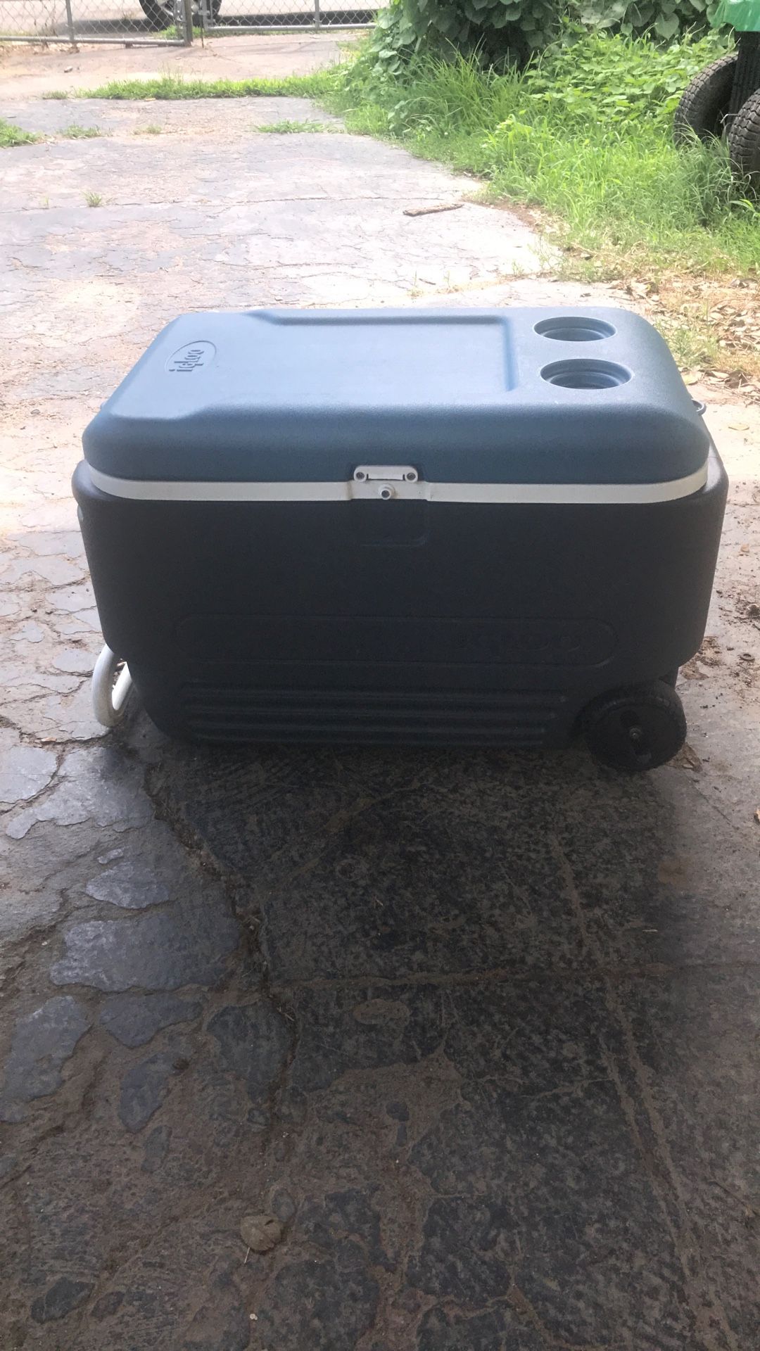 Igloo Cooler With Wheels 