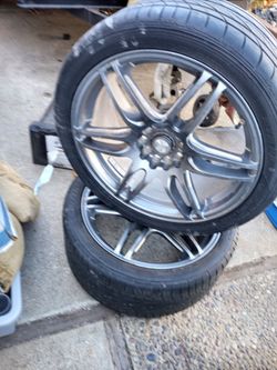 18x255.      All comes with tires but 2 are not mounted those are 245s