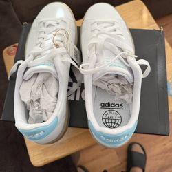 Man Adidas Tennis Shoes