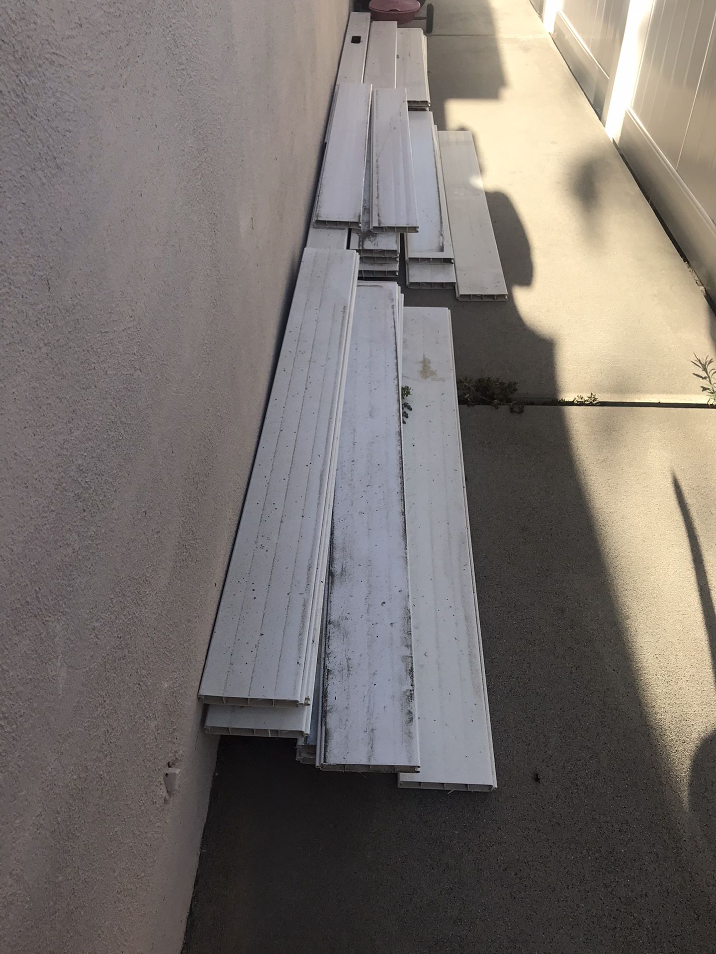 White vinyl fencing slats (29) and (2) vinyl posts