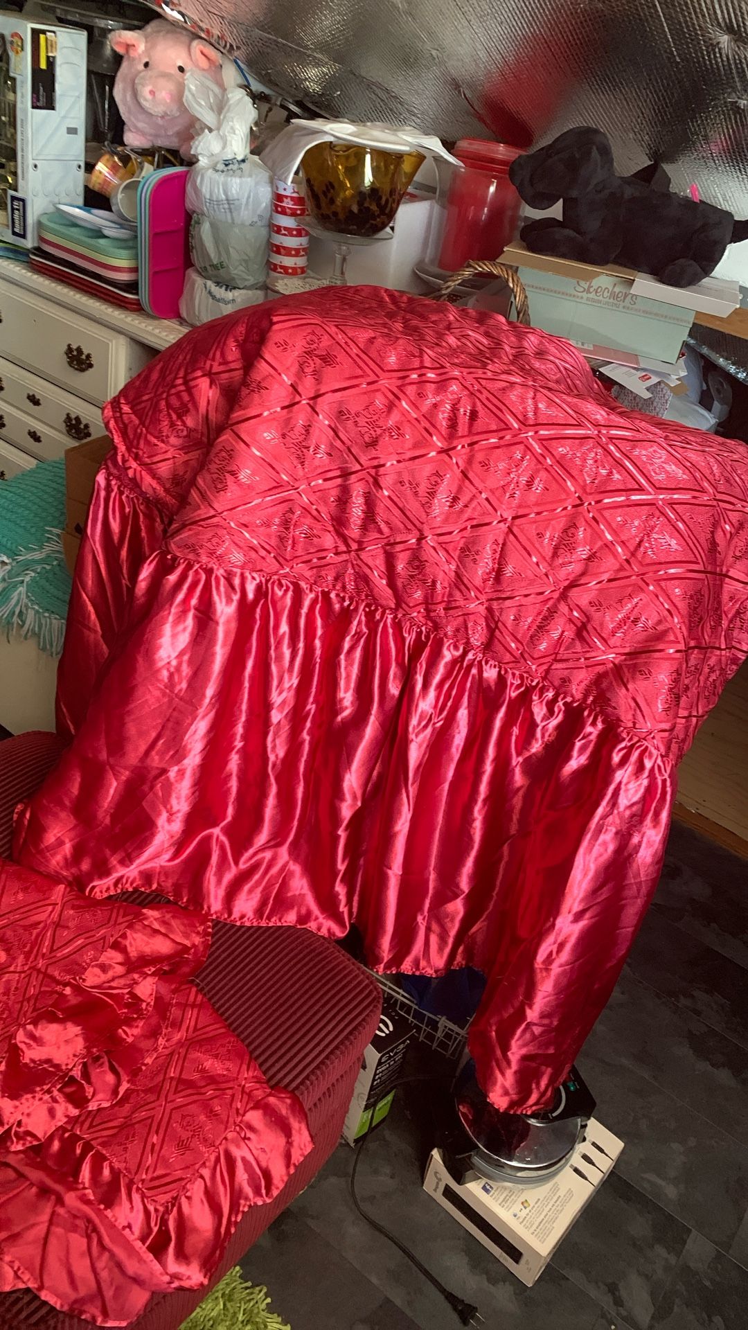 Red Satiny Bedspread with 2 Shams (size Full)