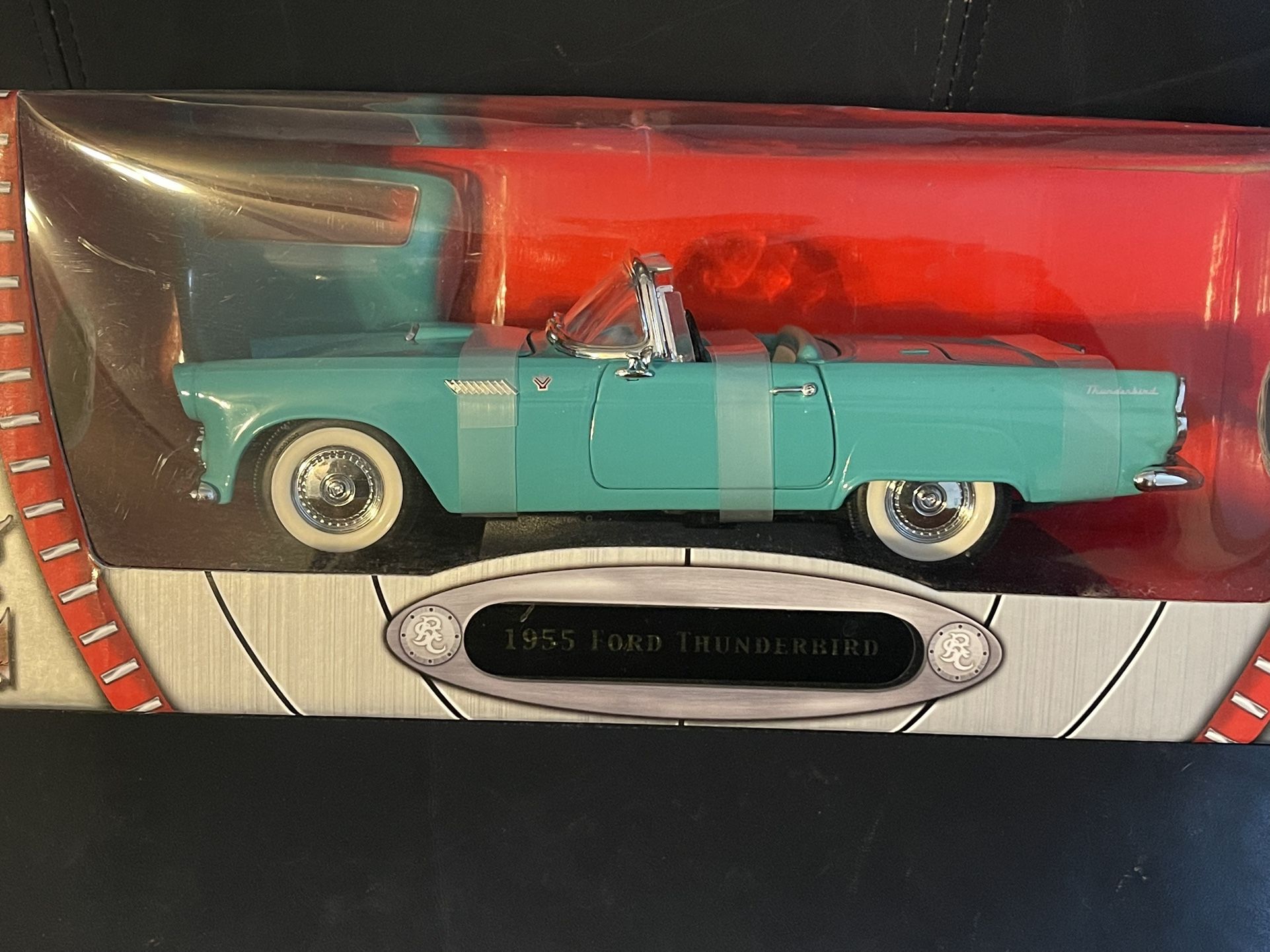 1955 Ford Thunderbird 1:18 Diecast Road Signature Collection Box. NIB