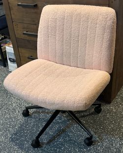 Wide pink adjustable office chair
