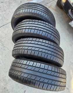 235 60 18 Michelin con 80% de vida las 4 They all have 80% of their life remaining.