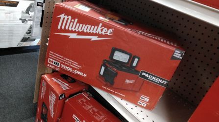 MILWAUKEE M18 PACKOUT LIGHT/CHARGER (TOOL ONLY)