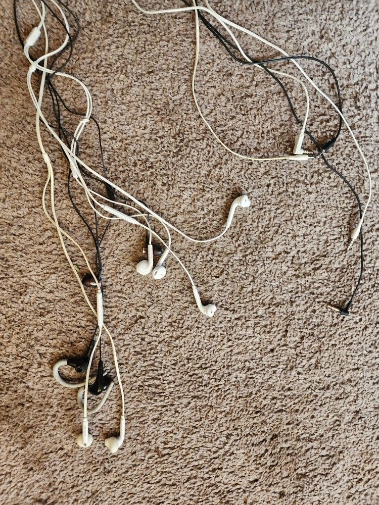 4 Plug In Head Phones Samsung 1 Philips