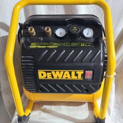 Dewalt 2.5 Gal Quiet Air Compressor 