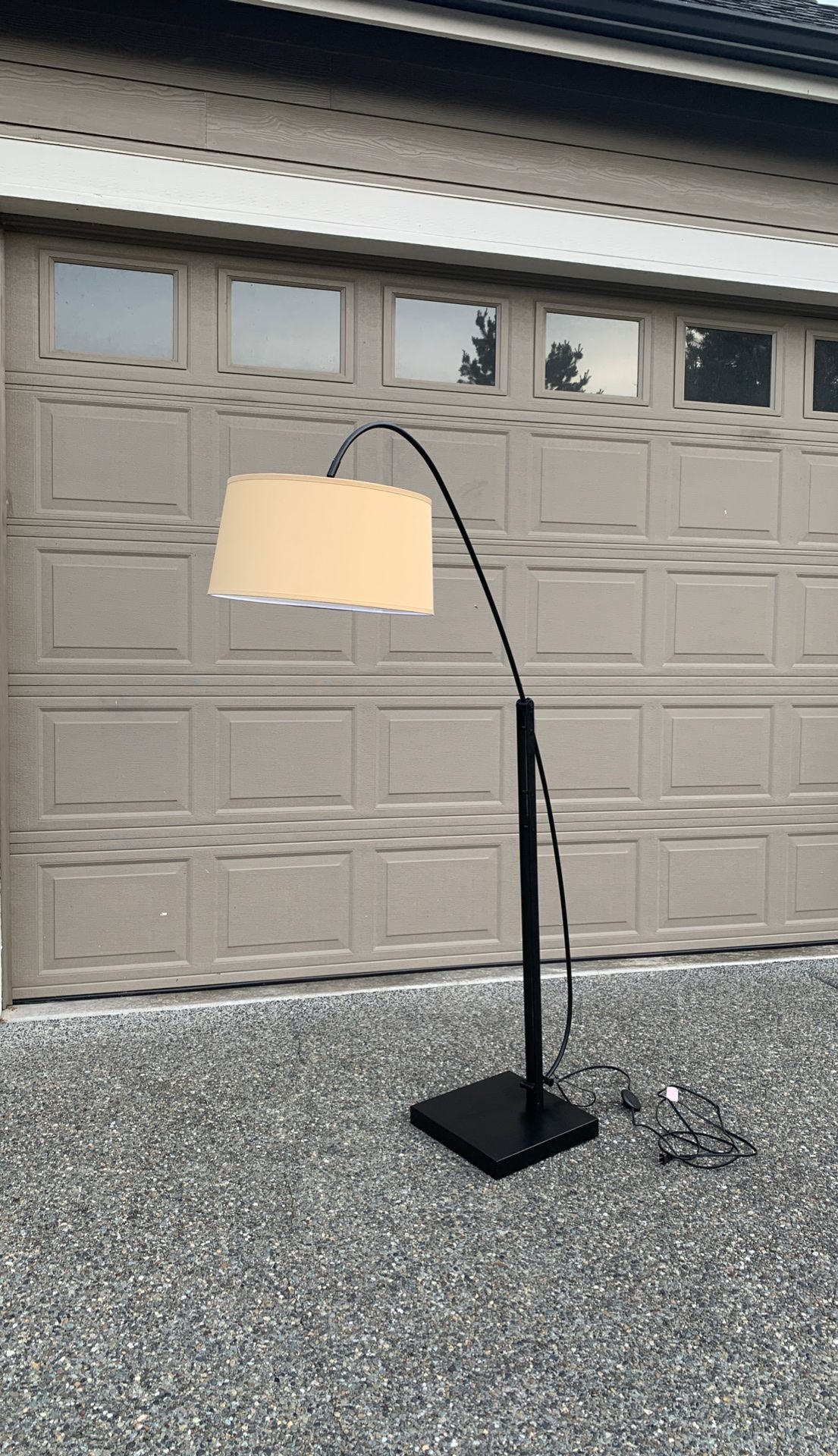 Adjustable floor lamp