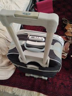 22" rolling luggage pickup only cash