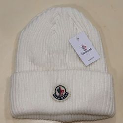Moncler Beanie In White 