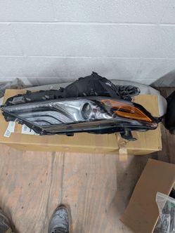 Toyota Camry right side headlight oem fit 2018 to 2024