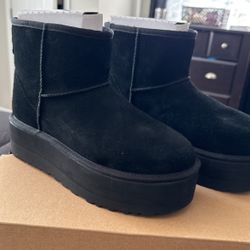 UGG MINI PLATFORM BOOTIES