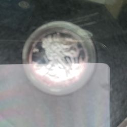 The image shows a 1/10 oz .9995 fine platinum Britannia coin, a British bullion coin produced by the Royal Mint. Here are some details about the coin: