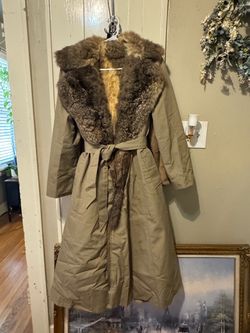 GORGEOUS VINTAGE COATS SIZE SMALL