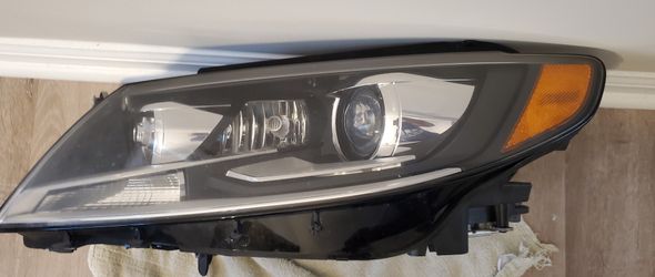 Volkswagon CC Driver Side Headlight Assembly