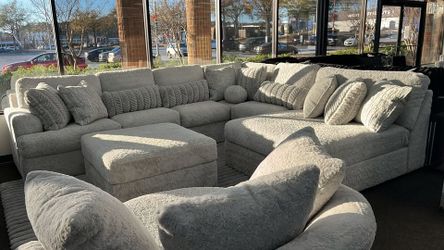 Ultra plush, 3 Pc modular sectional perfect for movie nights/game days