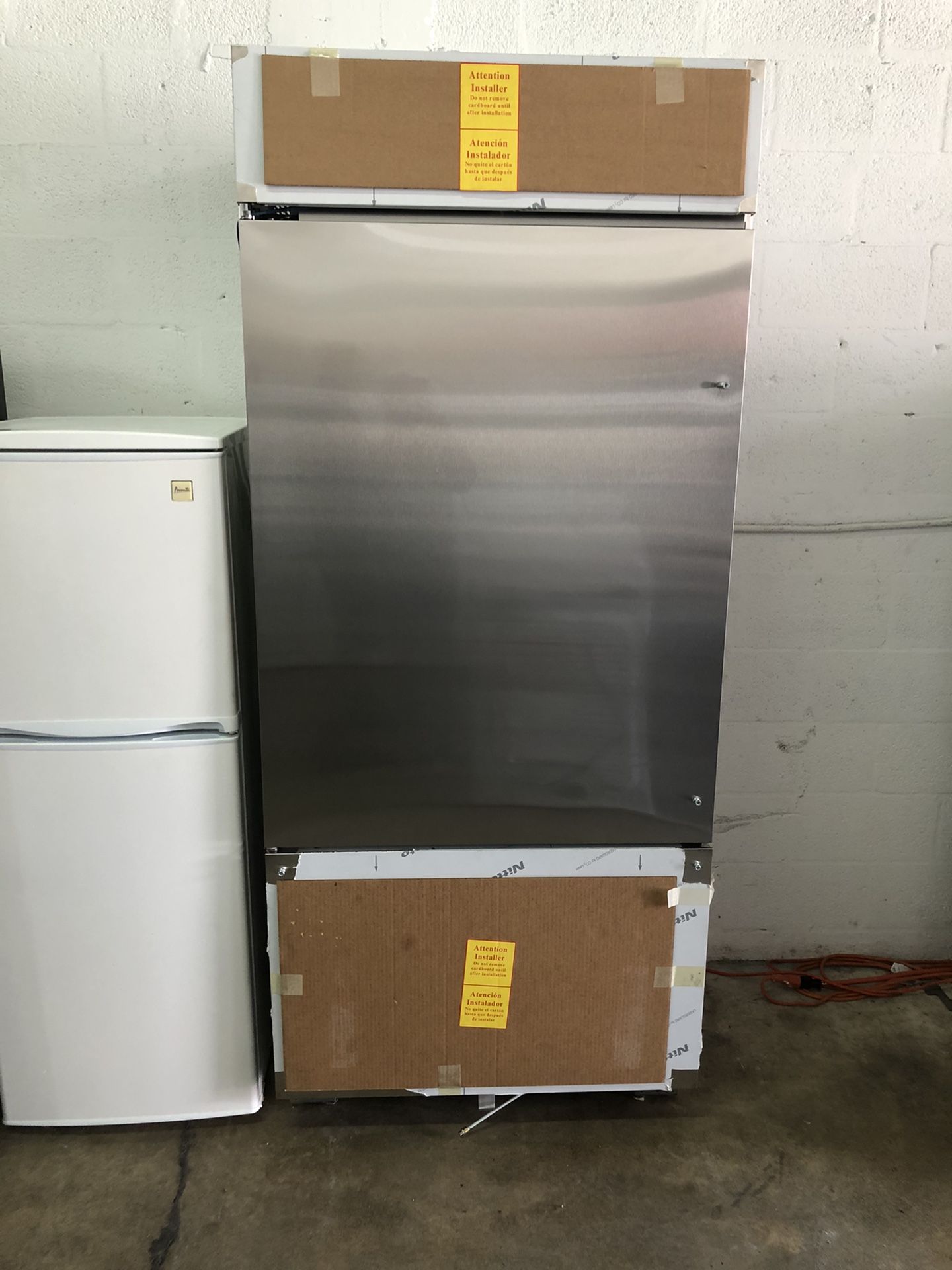 Monogram ZICS360NNLH 36" 21.3 cu.ft. Stainless Steel BuiltIn Bottom