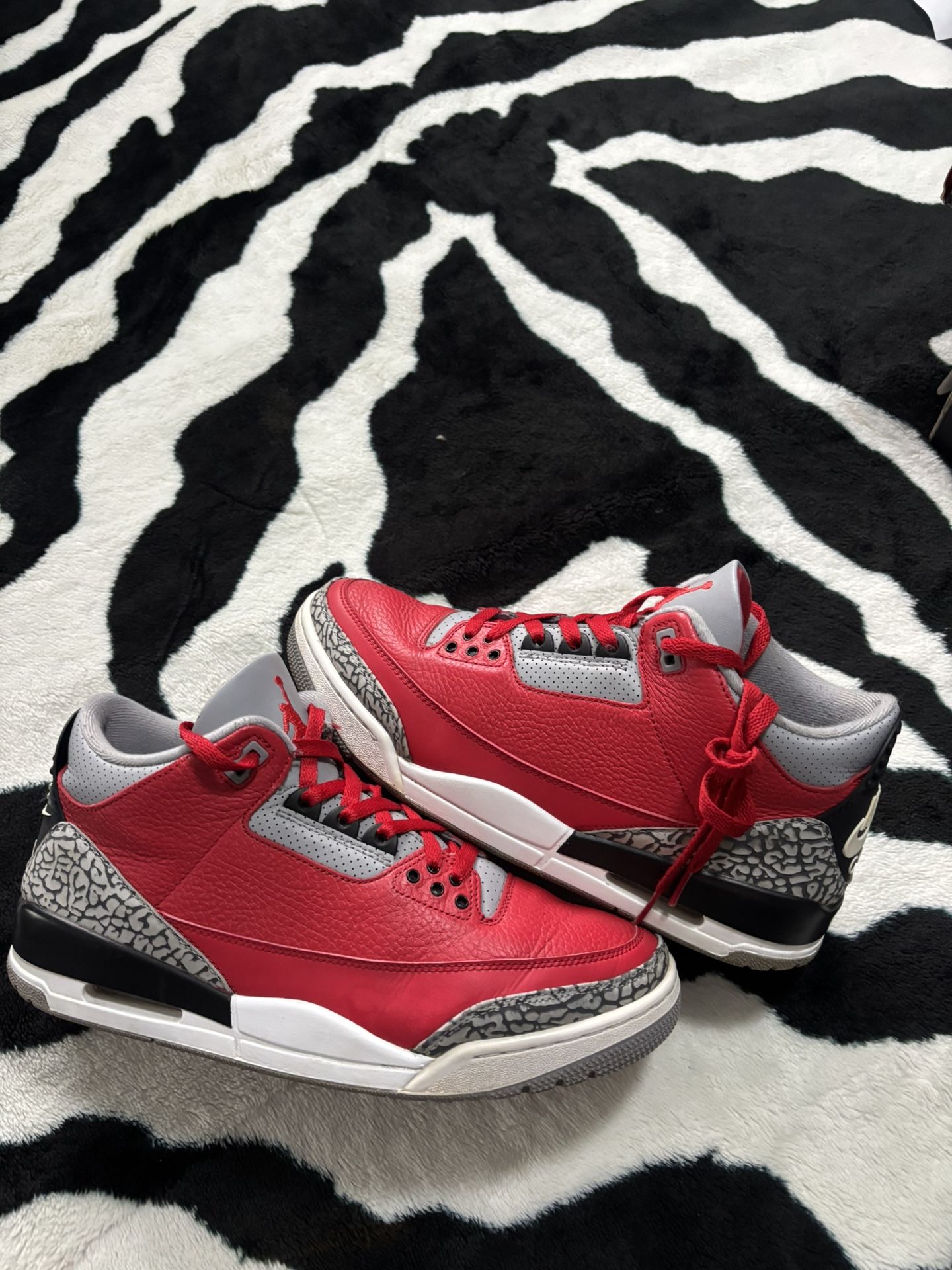 Jordan 3 Red Unite Chicago Exclusive