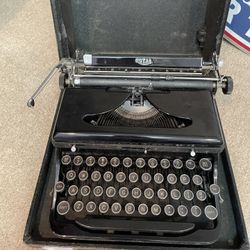 Vtg  Royal Typewriter Manual Portable Black Keys + Case 1940s