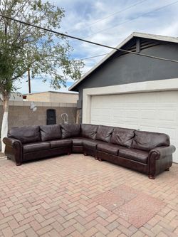 LEATHER SECTIONAL COUCH ***FREE DELIVERY ***