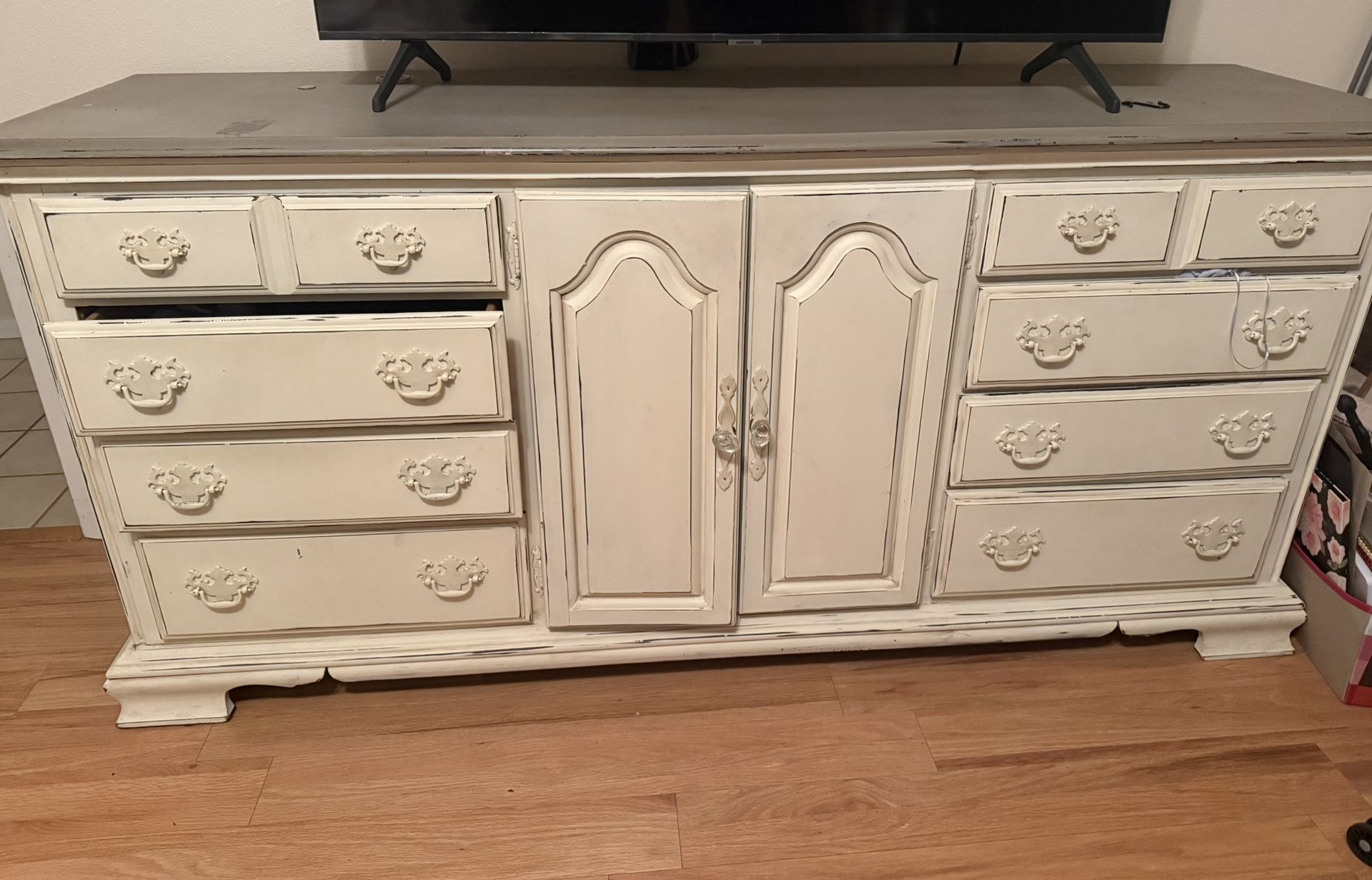 Dresser/Tv Stand