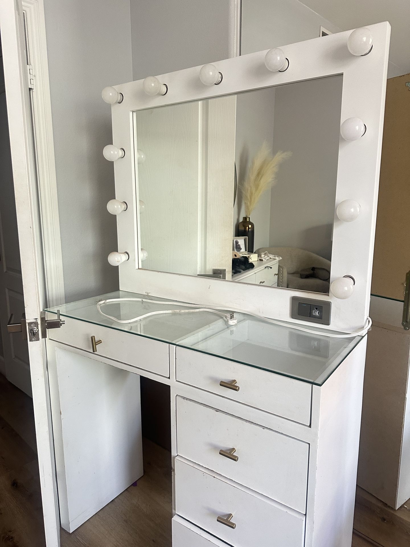 Glam vanity desk with lights