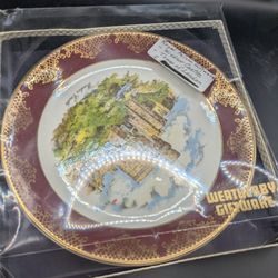 Windsor  Castle/Tower of London Collectors Decorative Plates- Set of 2