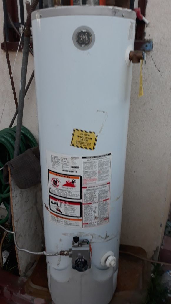 Water heater gas natural Work good 30 gallons/Year 2012