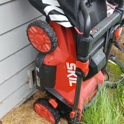 SKIL Electic Lawn Mower & SKIL Battery And Charger with Grass Trapper 