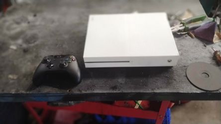 X Box One S 500 GB w/ 1 TB SSD Expansion Box
