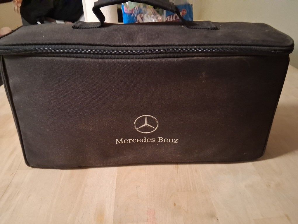 MERCEDES.
E V CAR CHARGER