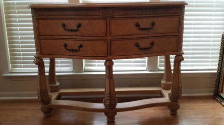 BEAUTIFUL BUFFET TABLE