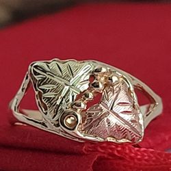 ❤️10k Size 5.5 Vintage Solid Yellow Gold Two Leaves-Shaped Black Hills Ring!/ Anillo de Oro Black Hills con Diseño de Hojas👌🎁Post Tags: 10k 14k