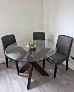 Almost new Modren Glass dining table only No chairs
