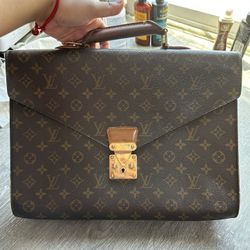Authentic Louis Vuitton Serviette Conseiller