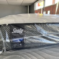 Queen Size Sealy Mattress Great Deal Only $329