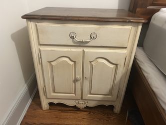 Ethan Allen Side Table/Nightstand