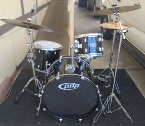 Bateria Drums - 4 Piece Pacific Drums and Percussion or PDP Z 5 Series Drum Set Complete w BassPedal, Cymbals&Hi-Hats, Hardware or Stands,  2 pr of St