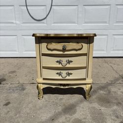 ‼️FRENCH PROVINCIAL NIGHTSTAND FOR SALE‼️75$ OR BEST OFFER‼️GOOD CONDITION🚚DELIVERY AVAILABLE🚚