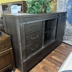 Newton Barndoor Dresser